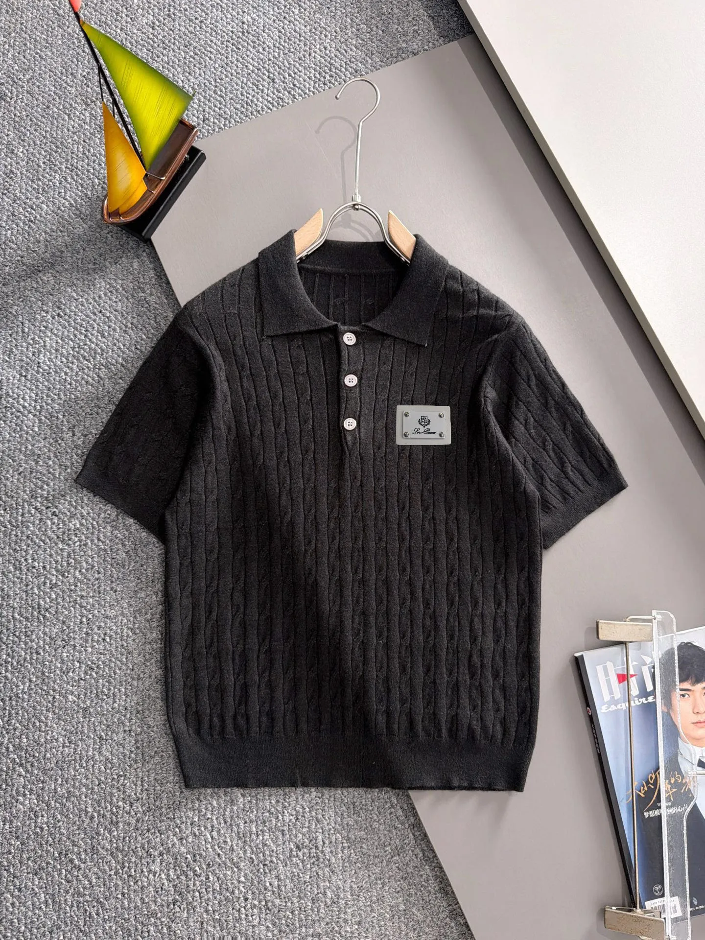 LP 36ss New Arrival men's short-sleeved T-shirt. Made of combed cotton yarn knitted cotton fabric, complete with three standards, no pressure when entering and exiting the counter. Exclusive control of raw materials. It feels substantial when weighed, and the upper body is more textured than ordinary T-shirts. This texture can cope with the weather easily and is suitable for both hot and cold conditions! Loose fit design, looks noble. The only correct version is available Size: M to 3XL